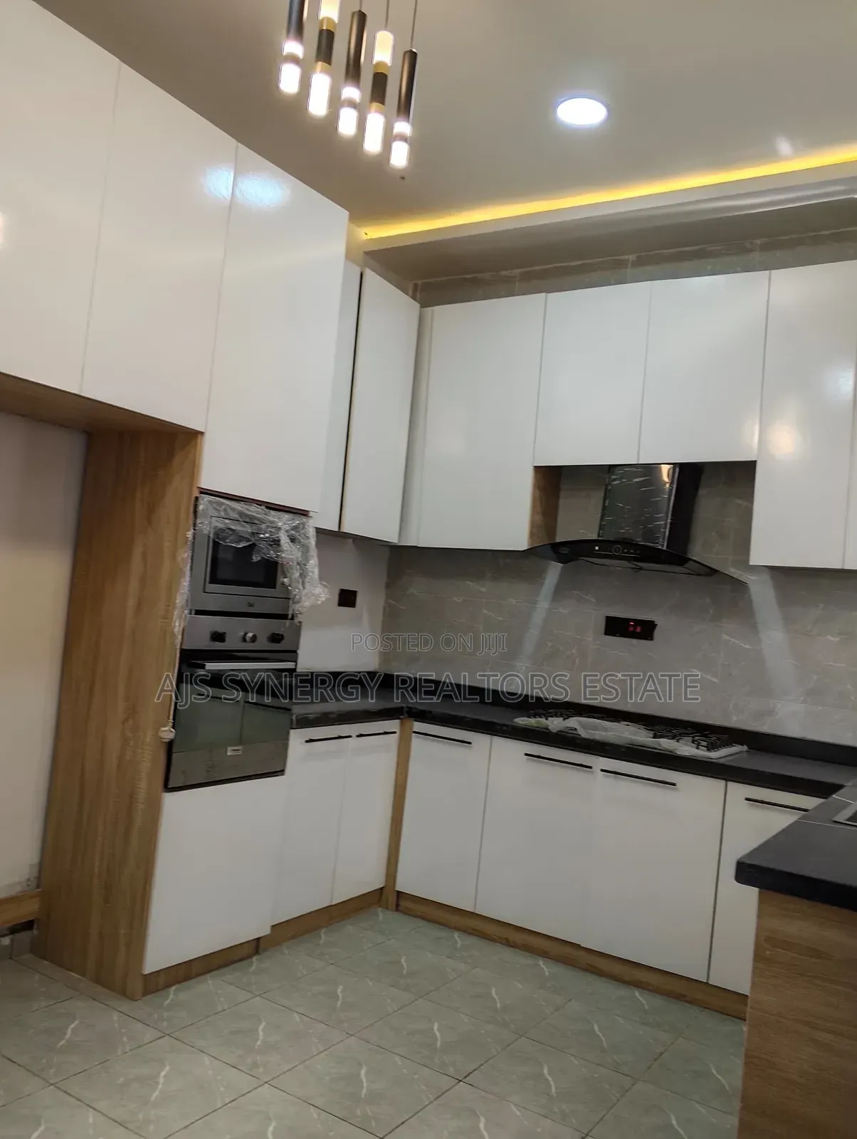 4bdrm Duplex in Thomas Estate for sale