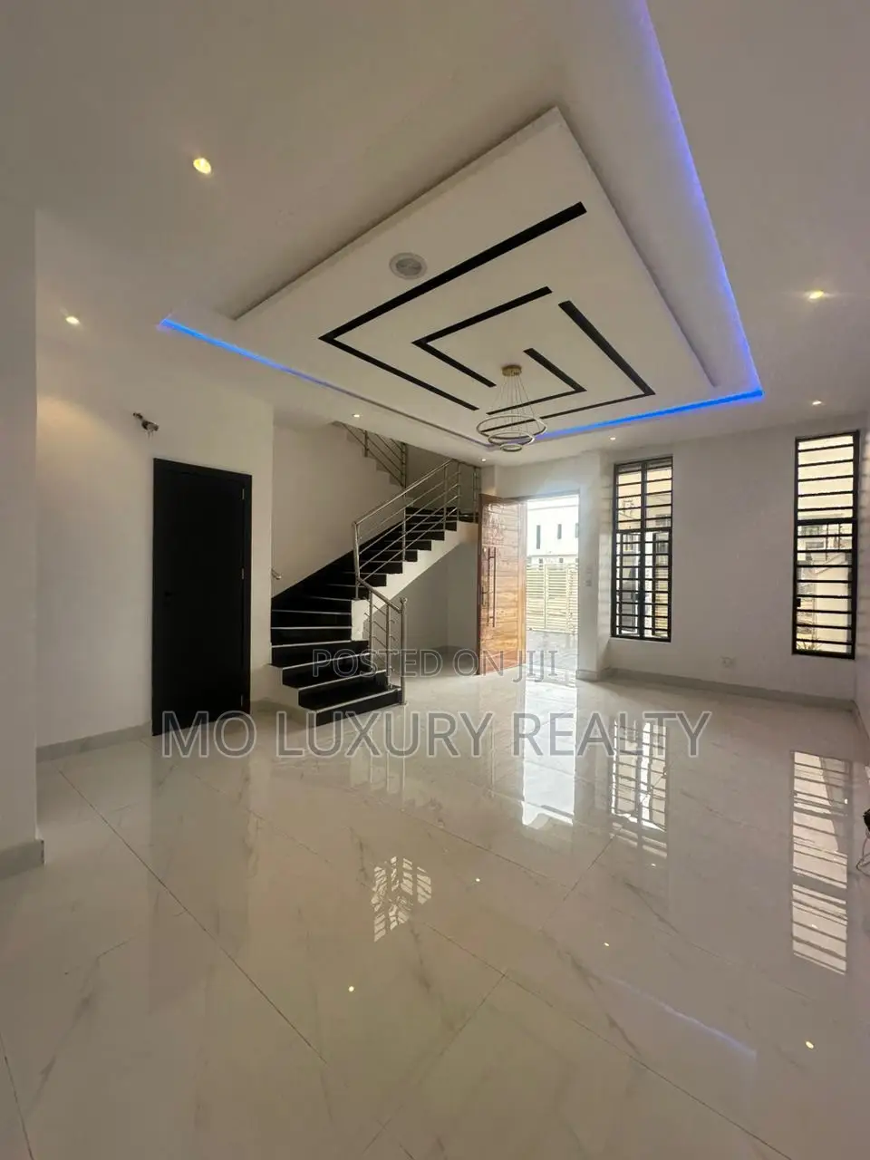 4bdrm Duplex in Chevron for sale