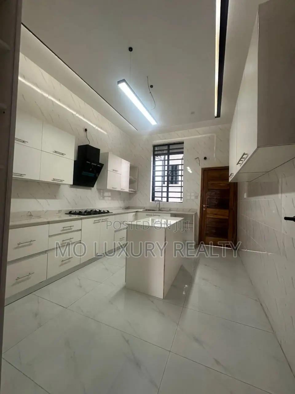 4bdrm Duplex in Chevron for sale