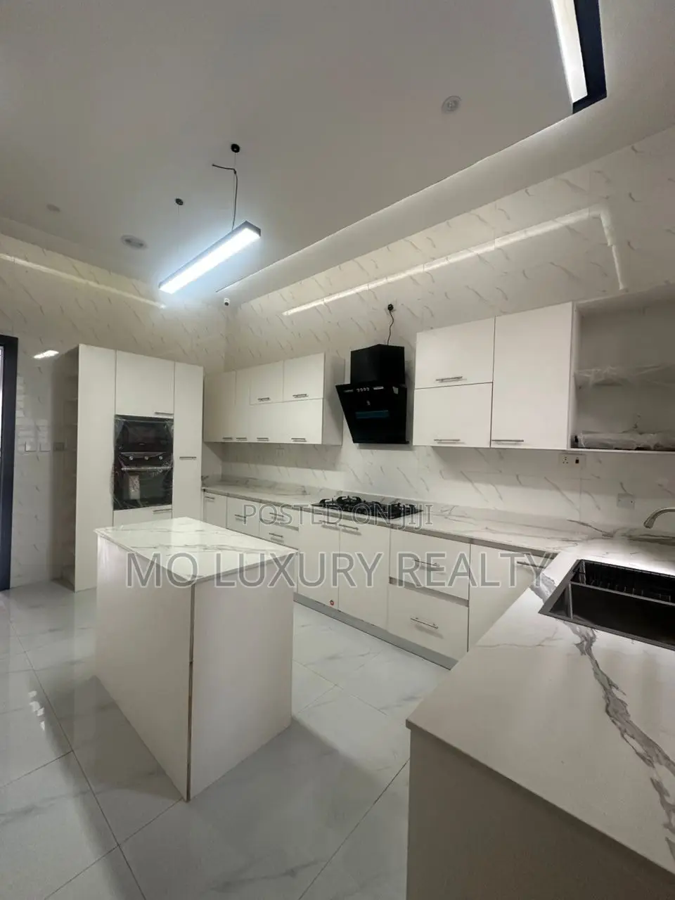 4bdrm Duplex in Chevron for sale