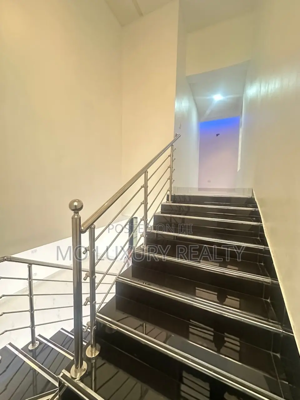 4bdrm Duplex in Chevron for sale