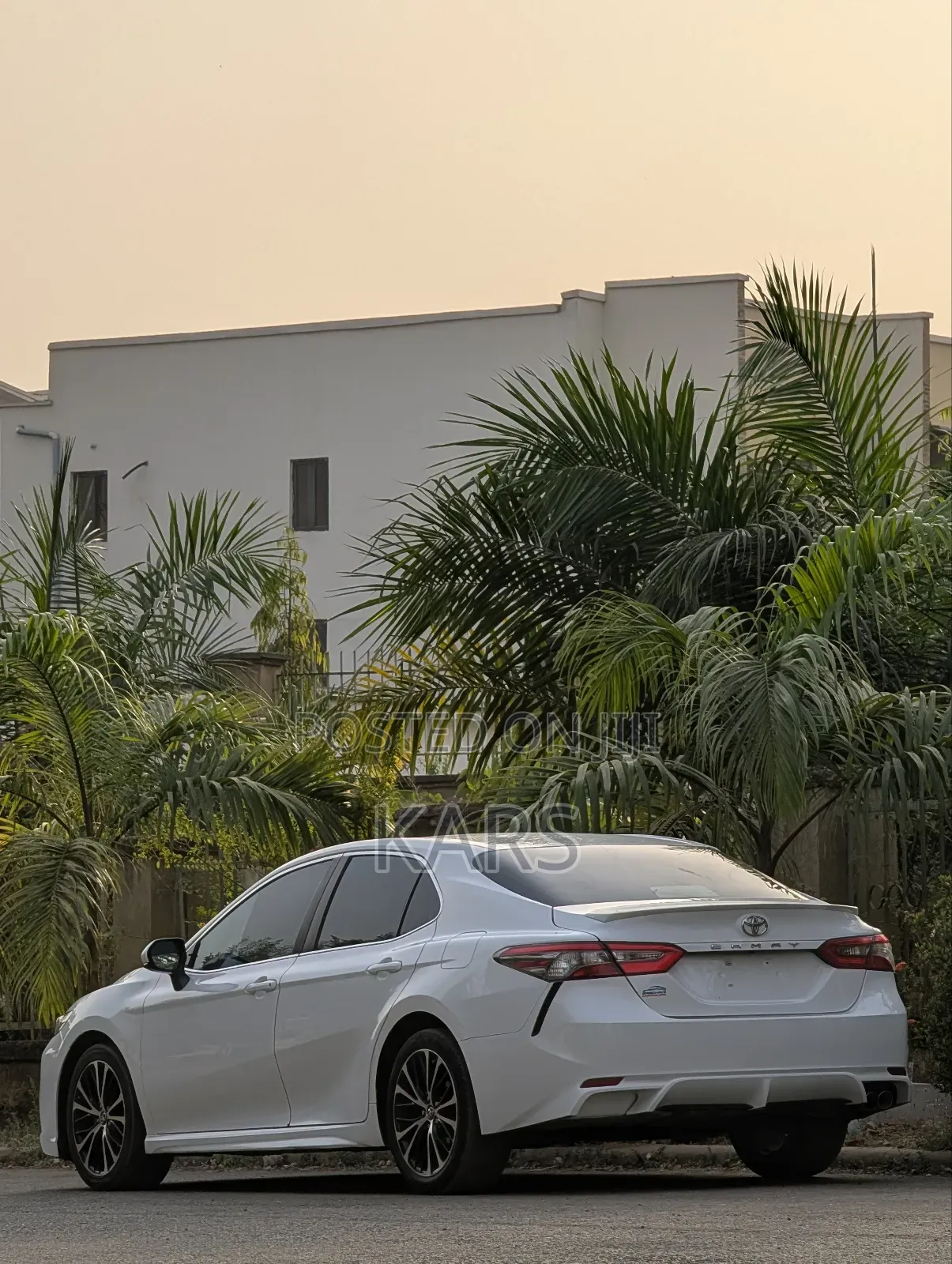 Toyota Camry SE FWD (2.5L 4cyl 8AM) 2018 White