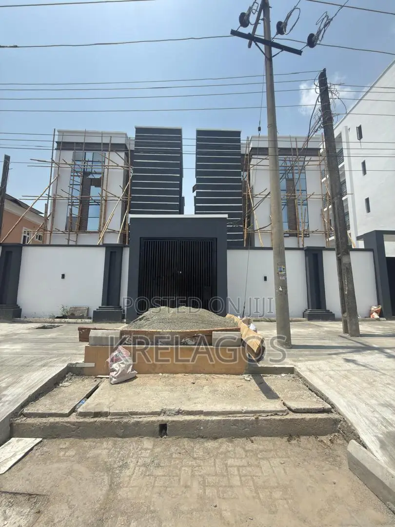 4bdrm House in Lekki Phase 1 for sale