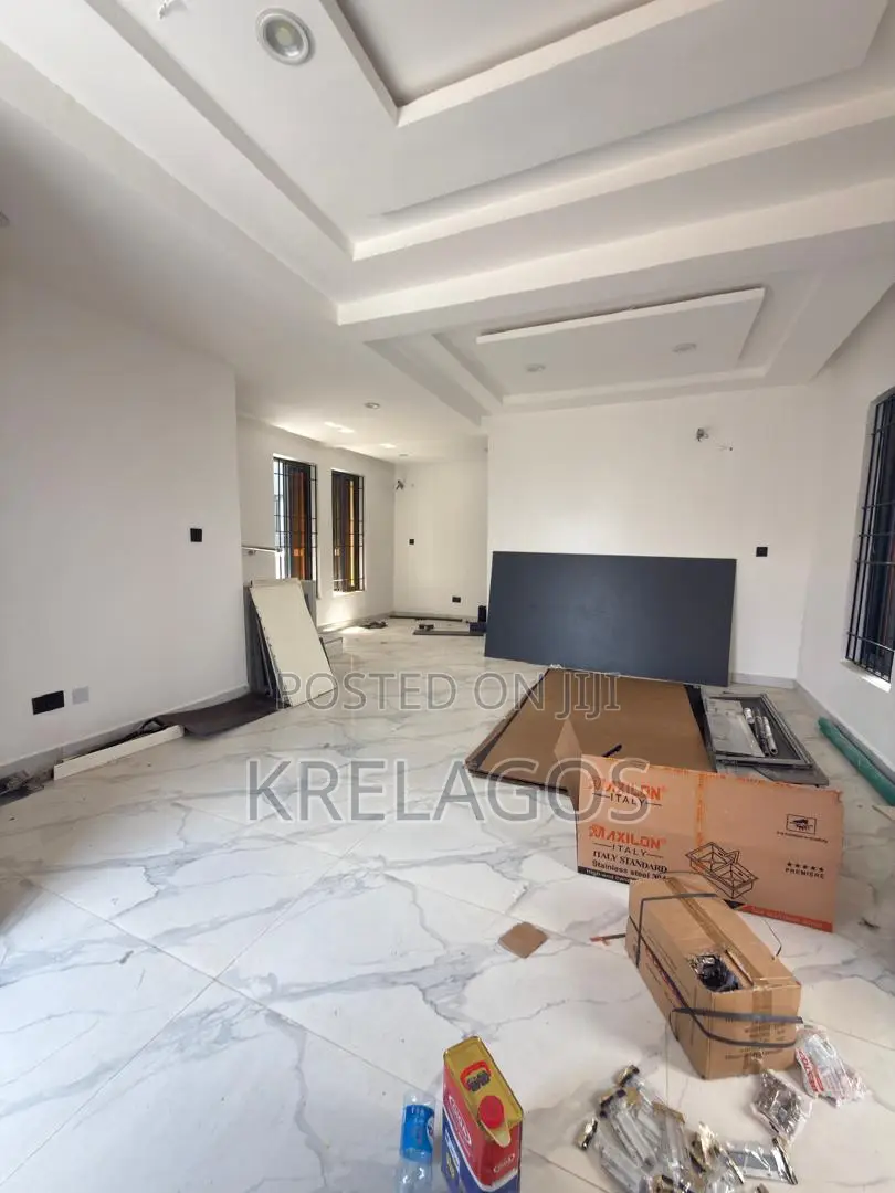 4bdrm House in Lekki Phase 1 for sale