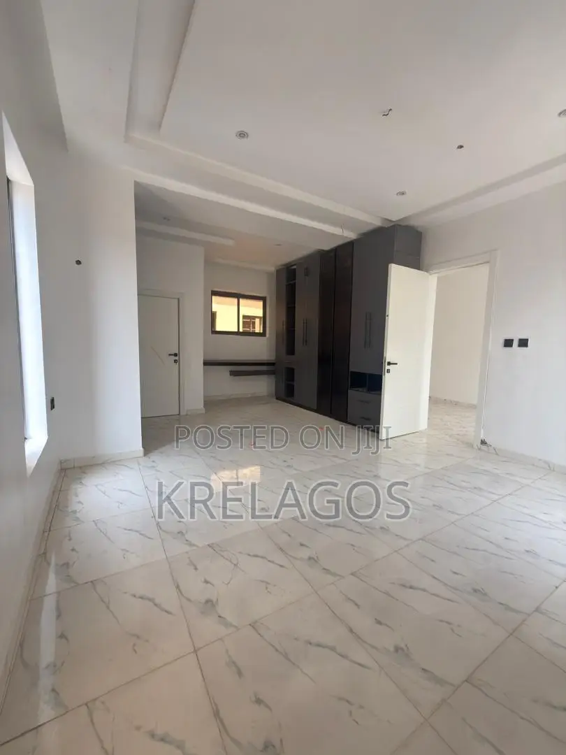 4bdrm House in Lekki Phase 1 for sale