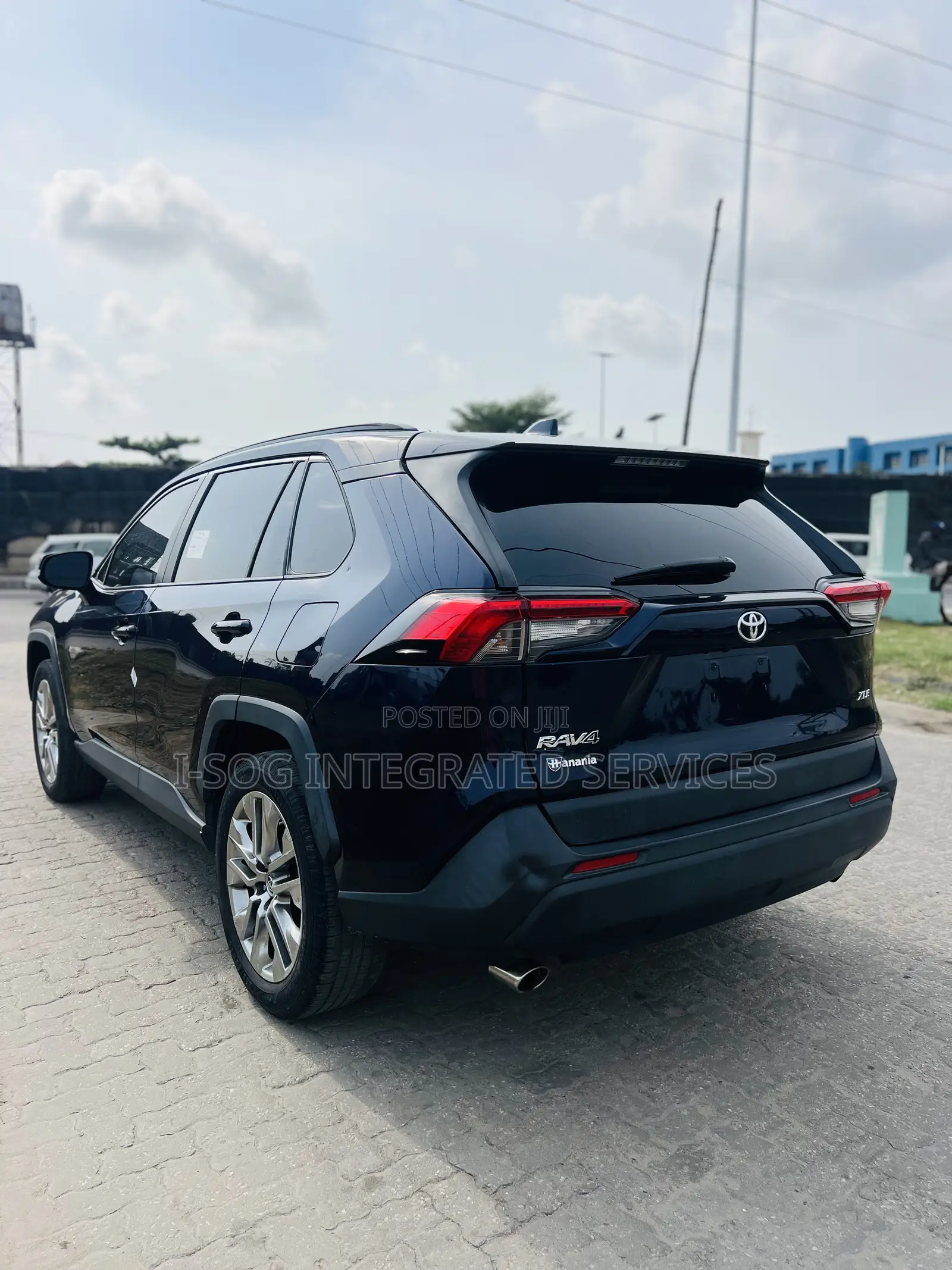 Toyota RAV4 XLE AWD 2019 Blue