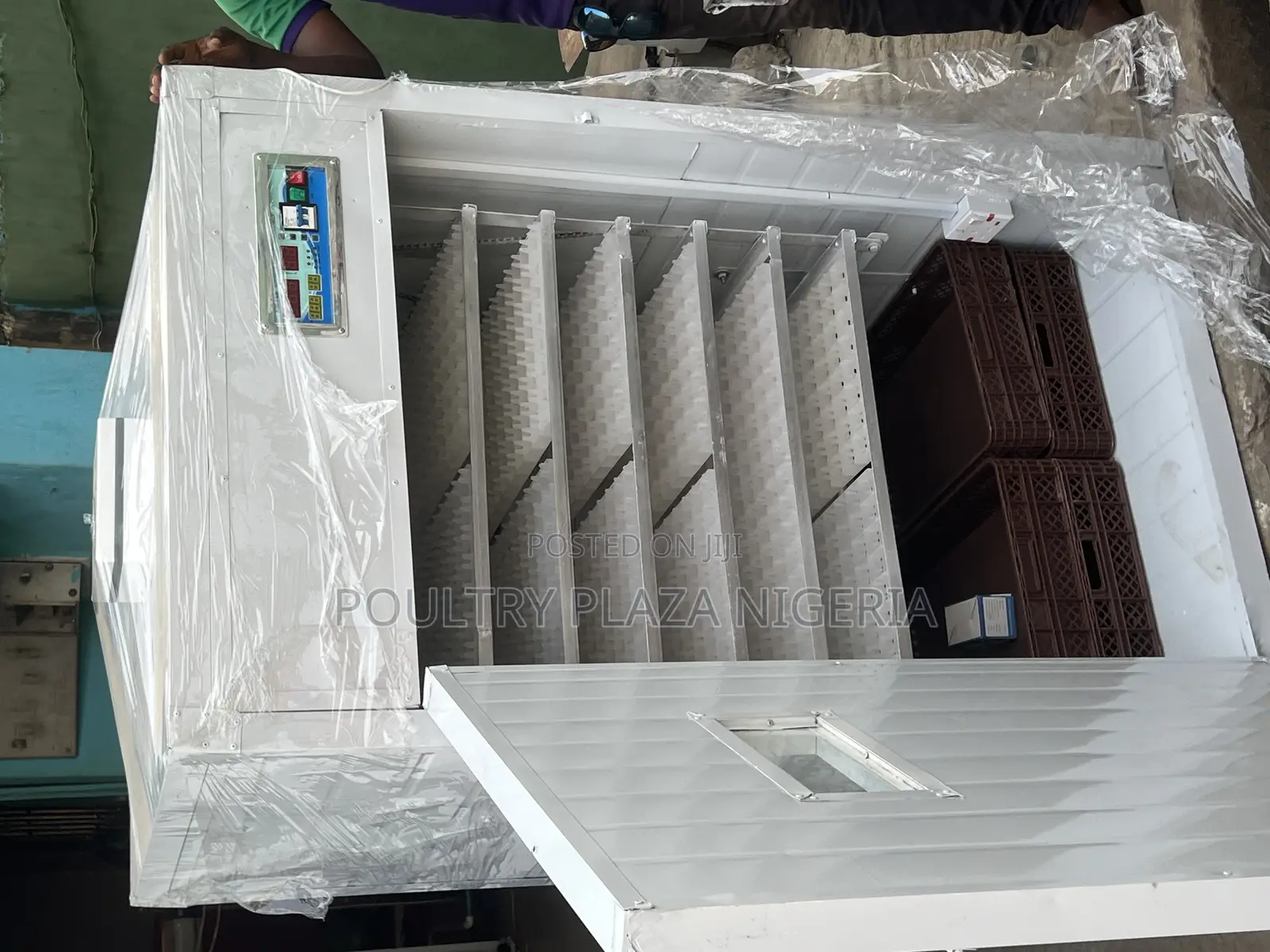 Incubator 1056 Eggs Capacity