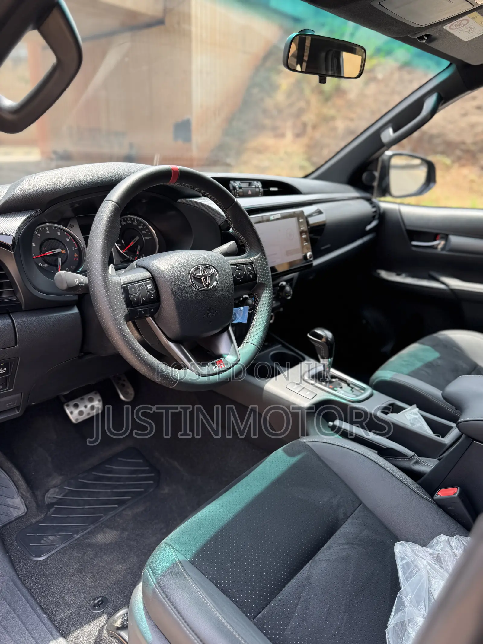 New Toyota Hilux 2025 Black