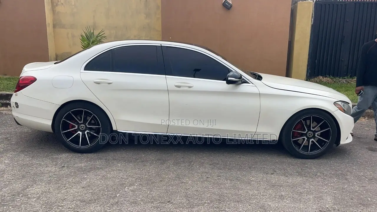 Mercedes-Benz C300 Luxury 4dr AWD 4Matic Sedan (2.0L 4cyl 7A) 2015