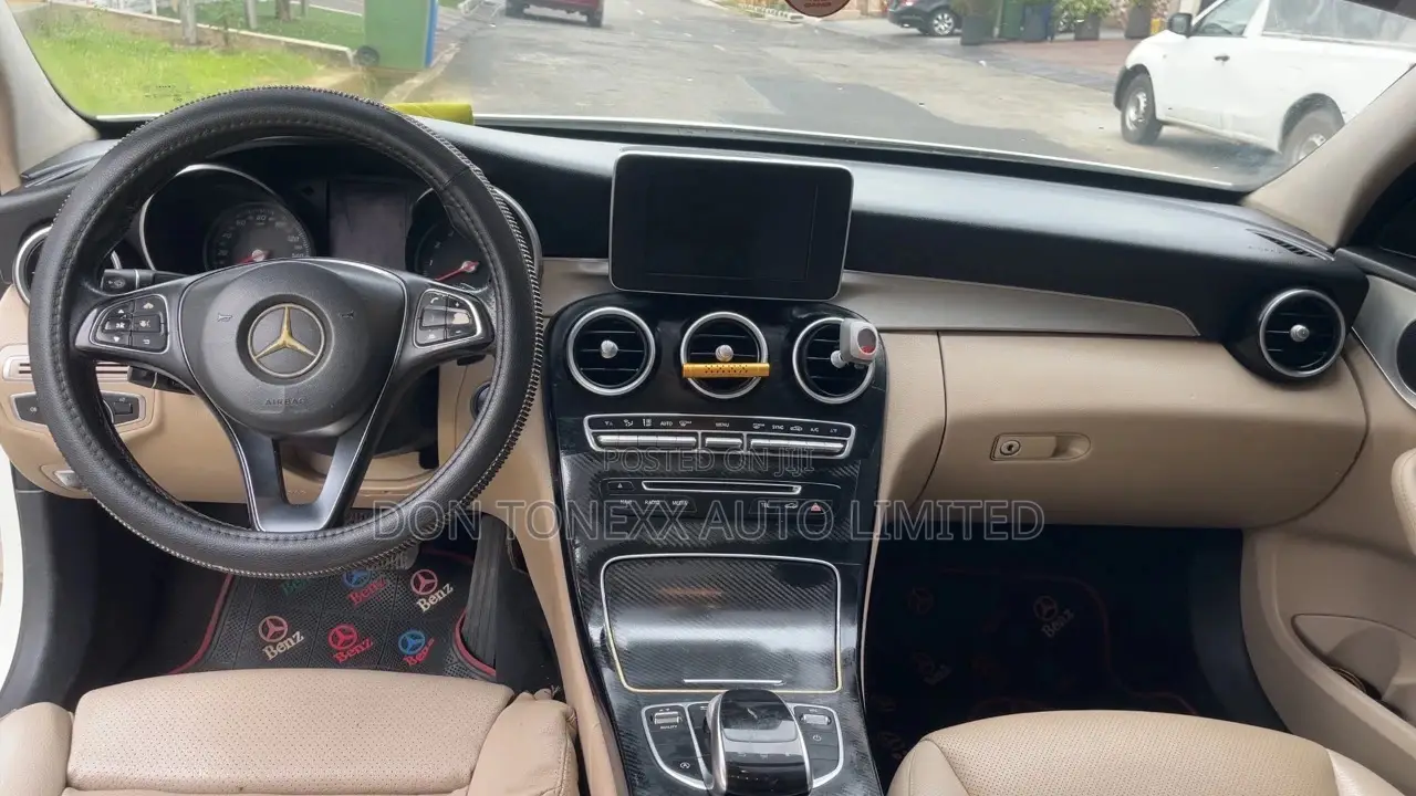Mercedes-Benz C300 Luxury 4dr AWD 4Matic Sedan (2.0L 4cyl 7A) 2015