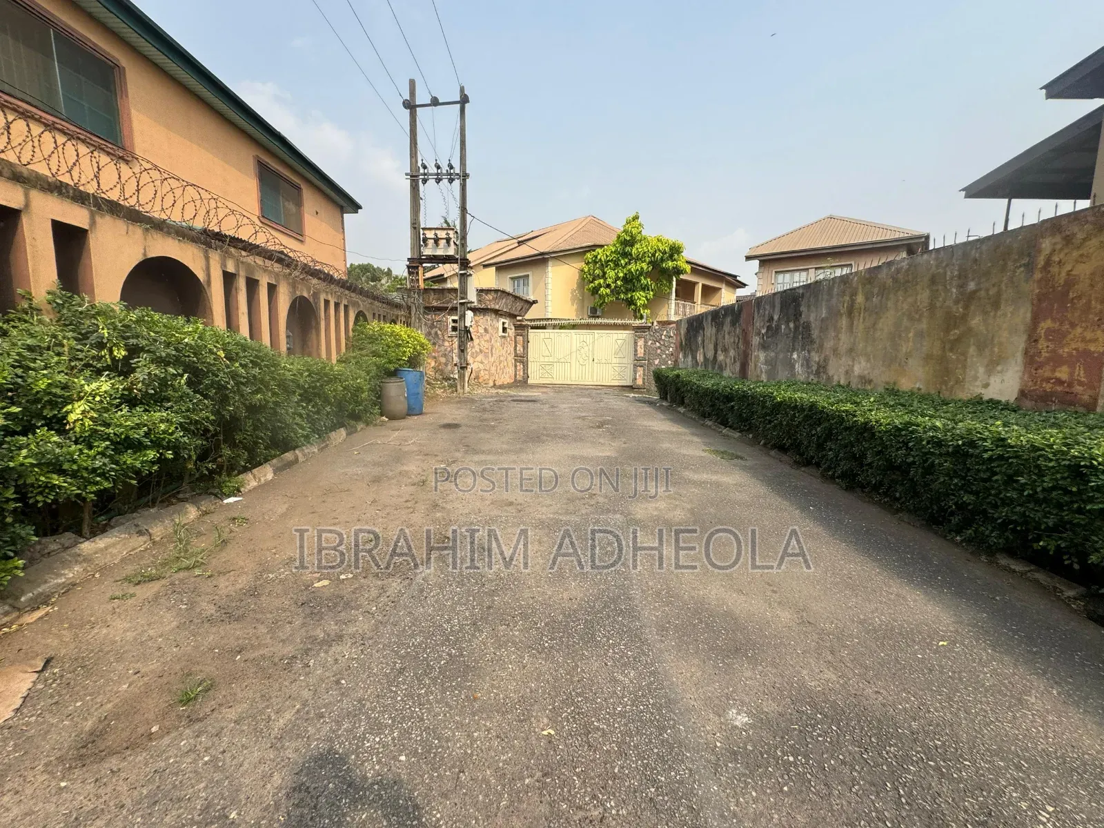 Land Measuring 1006sqm With Ademolishable Structure on It