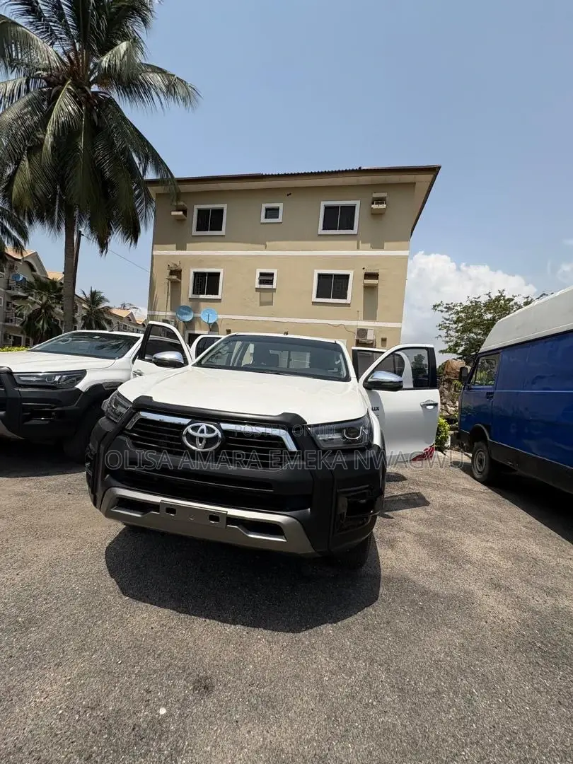 Toyota Hilux 2024 White