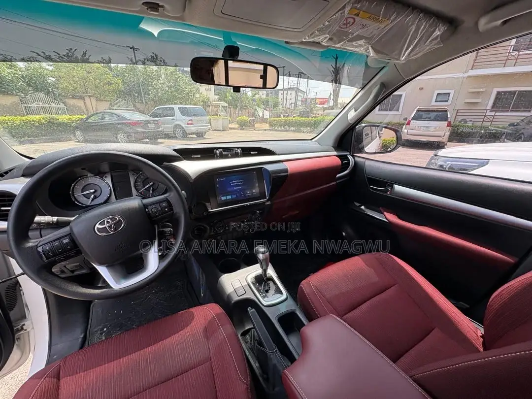 Toyota Hilux 2024 White