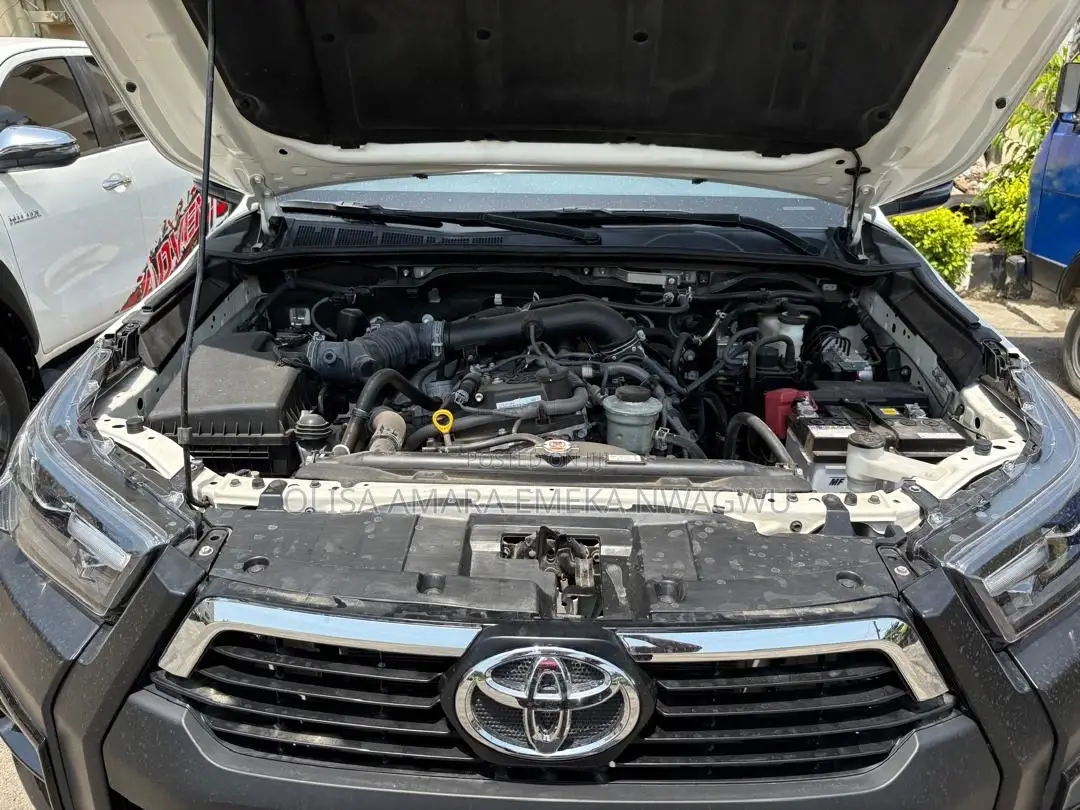 Toyota Hilux 2024 White