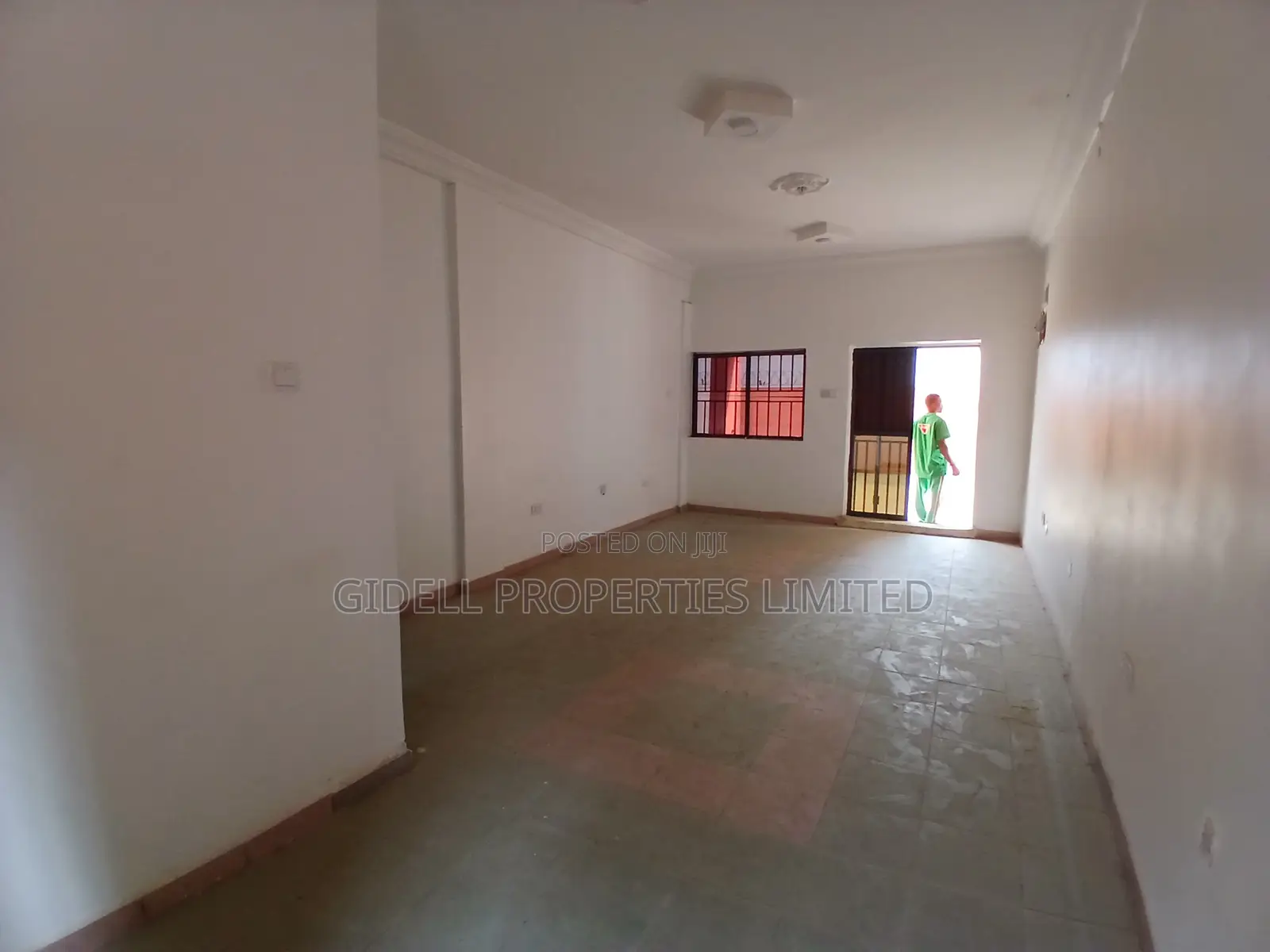 32sqm Office / Shop Spaces on All Floors in a Plaza