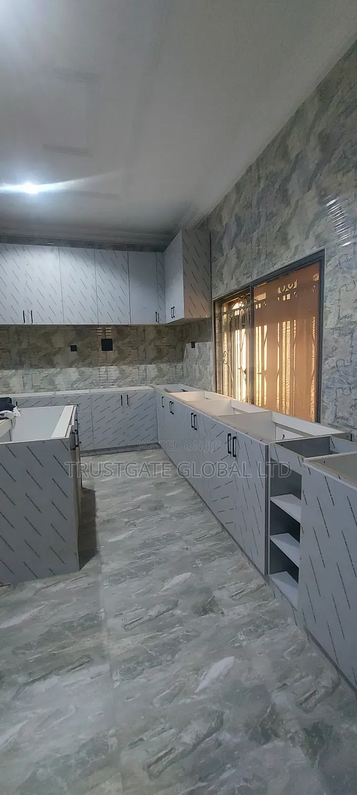 5bdrm Duplex in Broadview Estate, Idu Industrial for rent