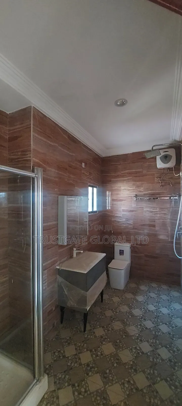 5bdrm Duplex in Broadview Estate, Idu Industrial for rent