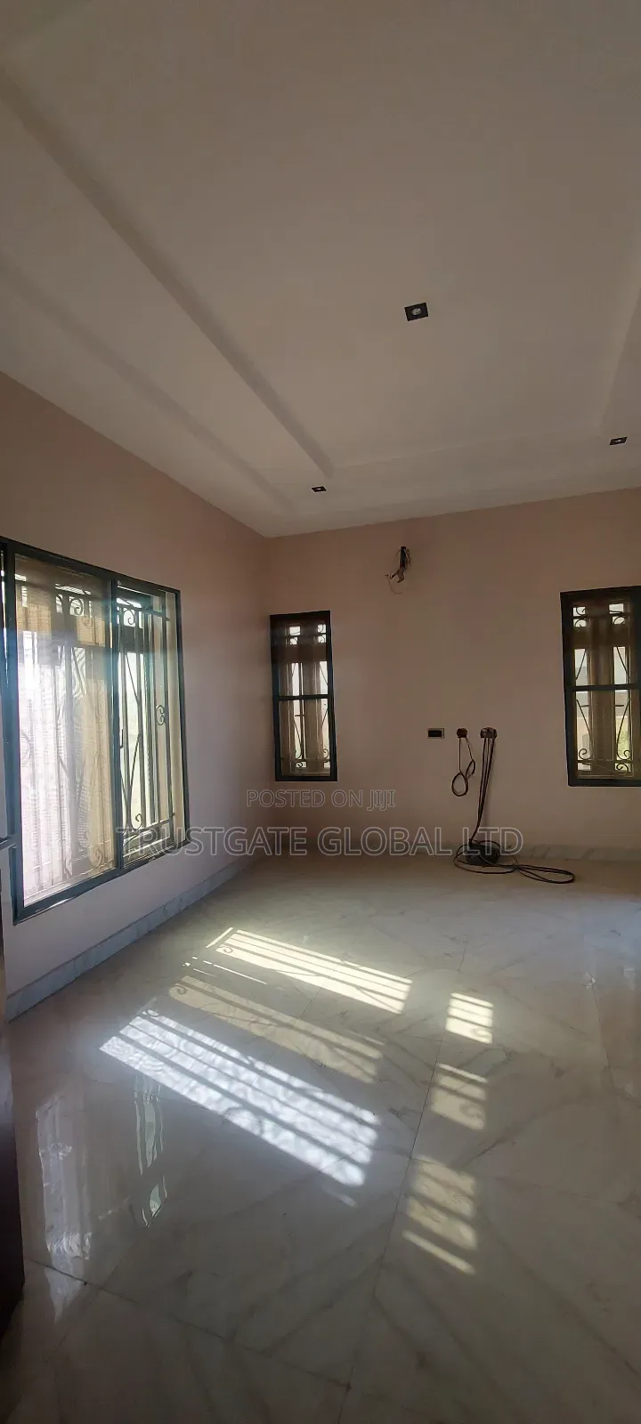 5bdrm Duplex in Broadview Estate, Idu Industrial for rent