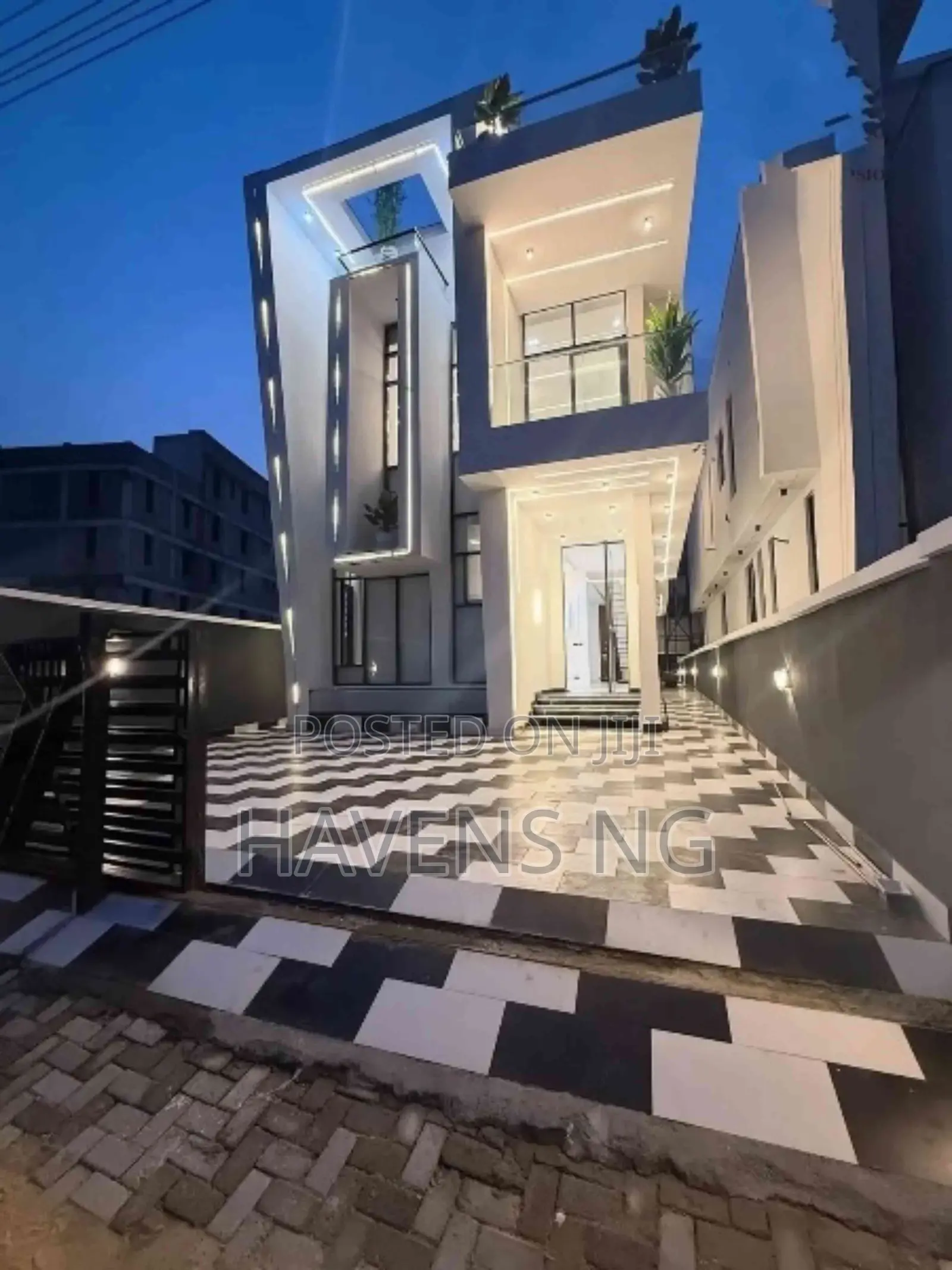 5bdrm Duplex in Chevron for sale