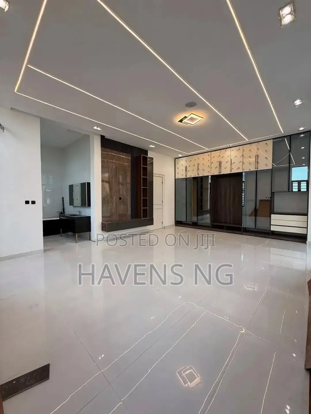 5bdrm Duplex in Chevron for sale