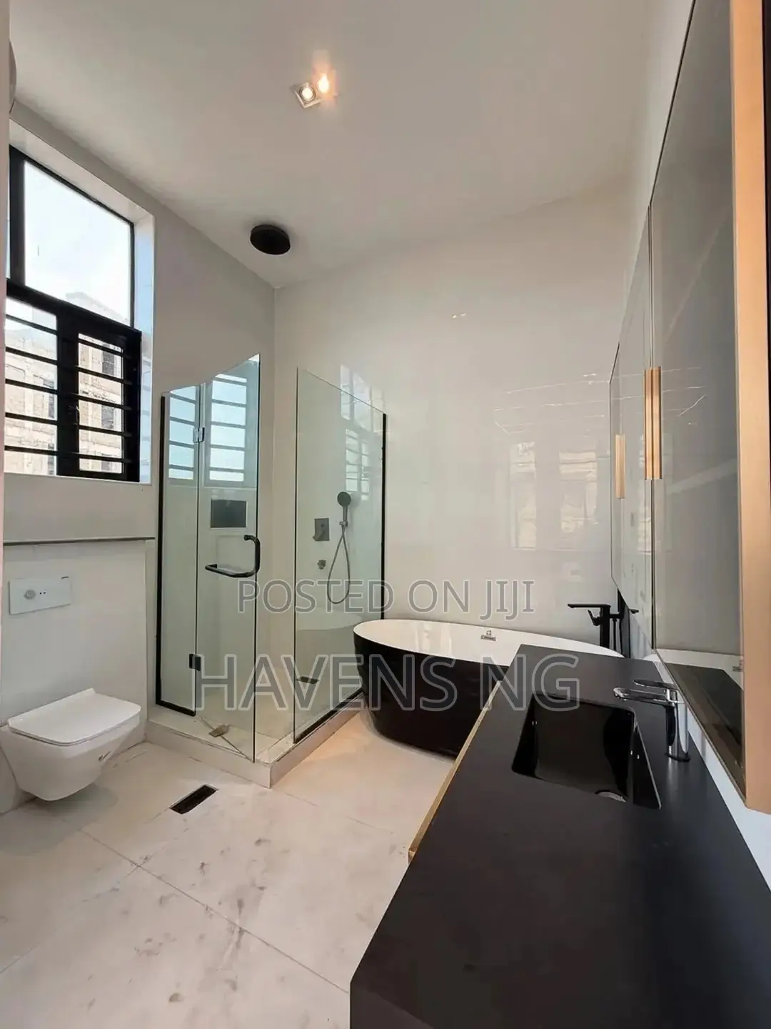 5bdrm Duplex in Chevron for sale