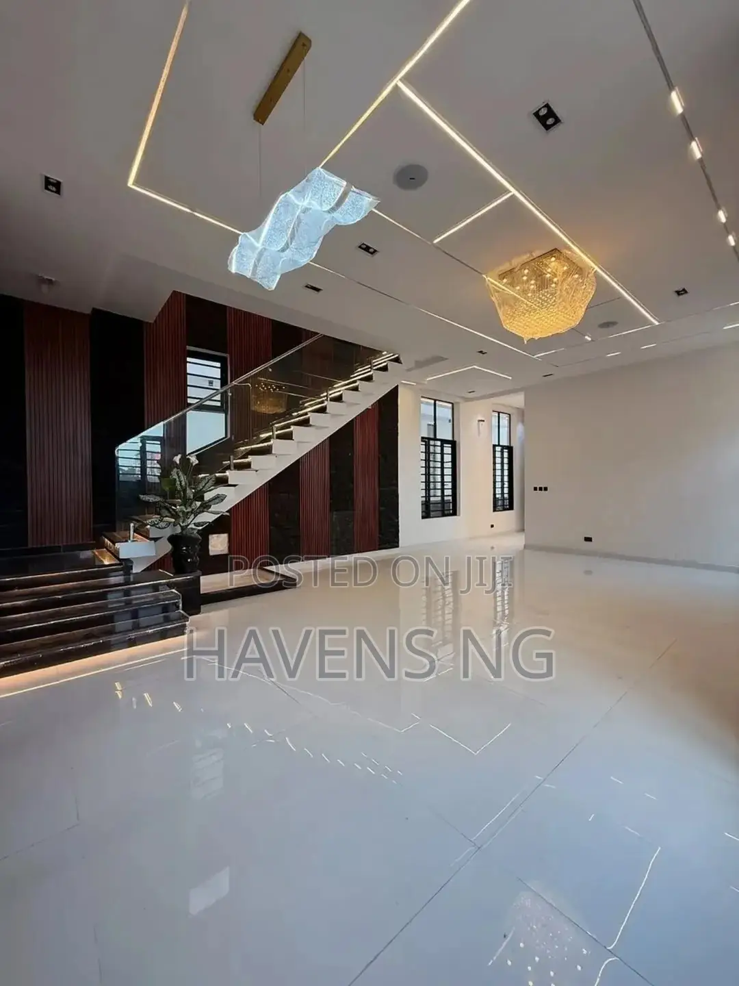 5bdrm Duplex in Chevron for sale