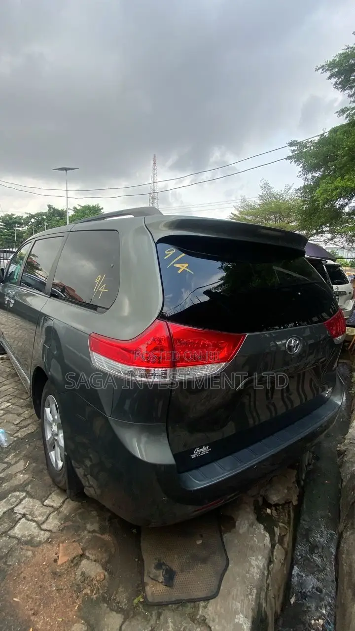 Toyota Sienna XLE AWD 7-Passenger 2013 Green