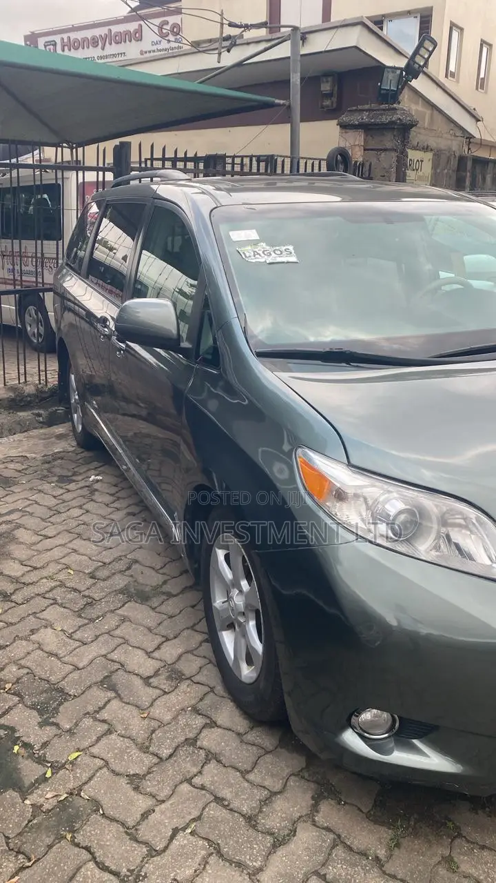 Toyota Sienna XLE AWD 7-Passenger 2013 Green