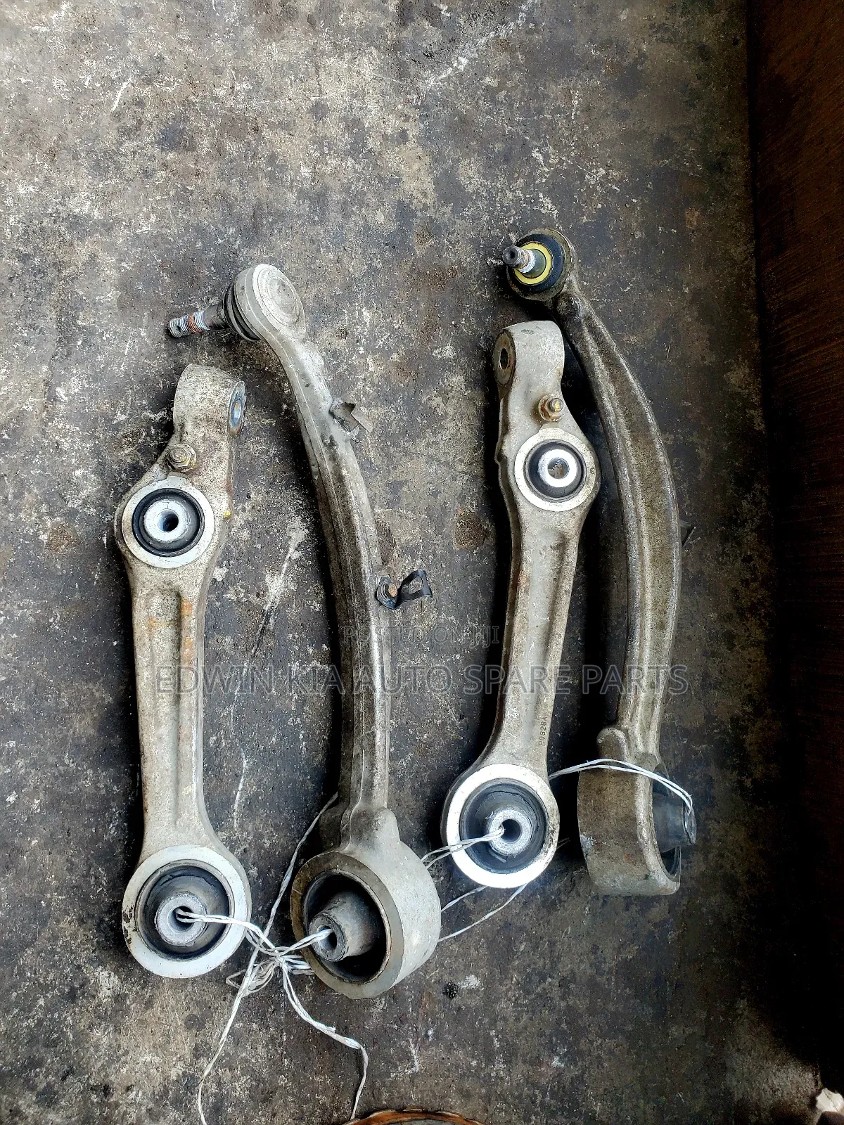 Hyundai Genesis Front Arms Set