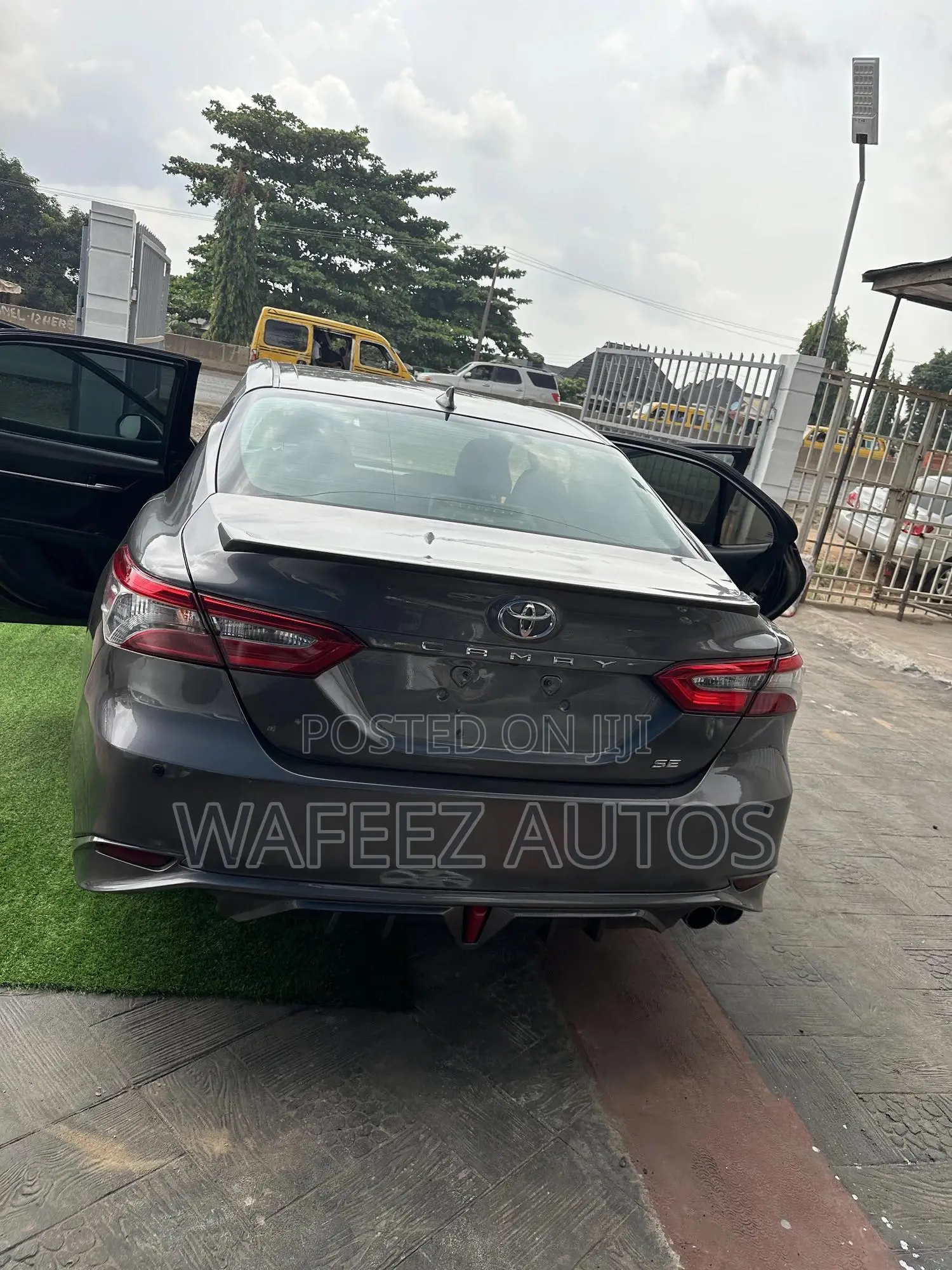 Toyota Camry SE (2.5L 4cyl 8A) 2019