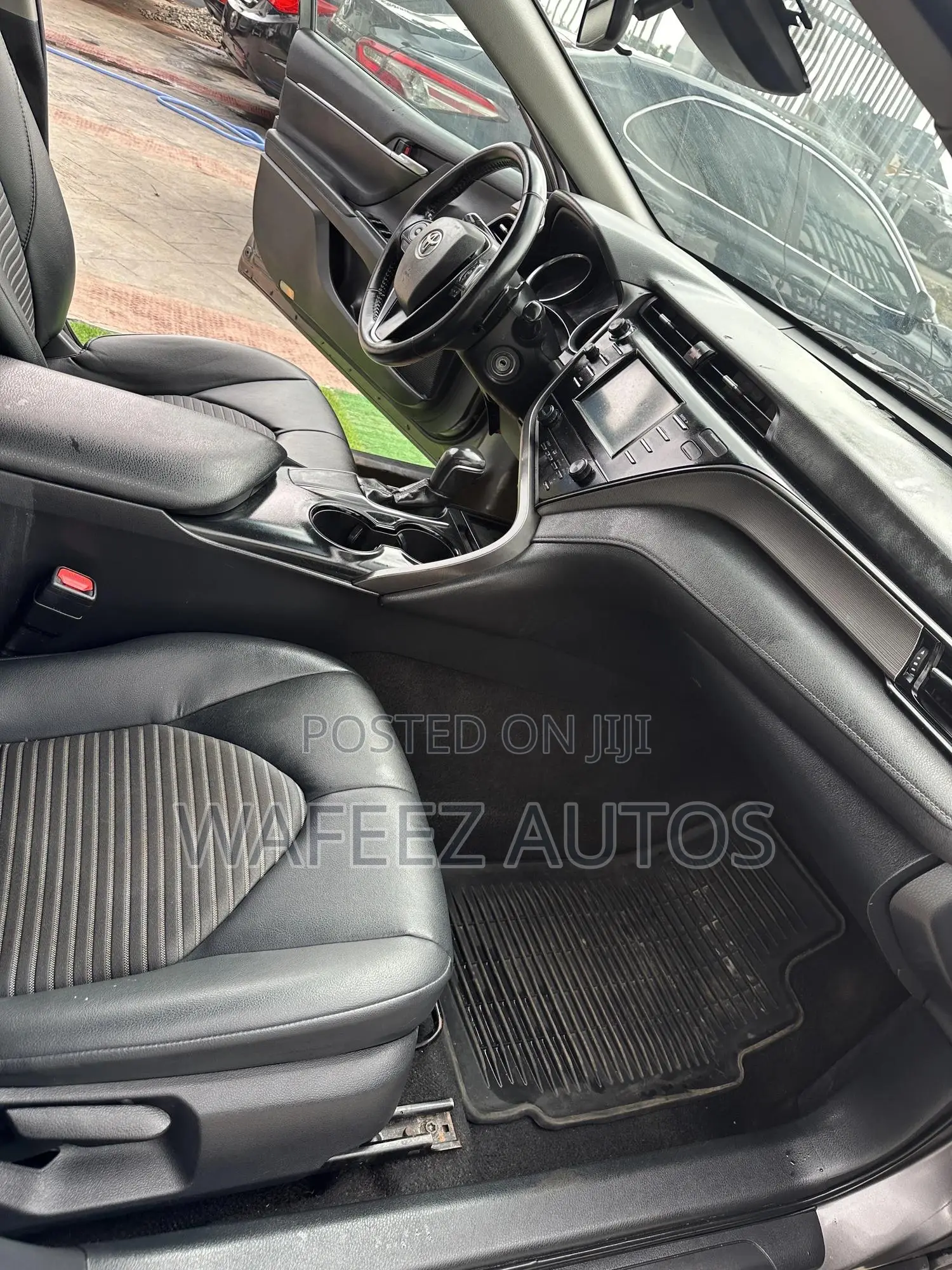 Toyota Camry SE (2.5L 4cyl 8A) 2019