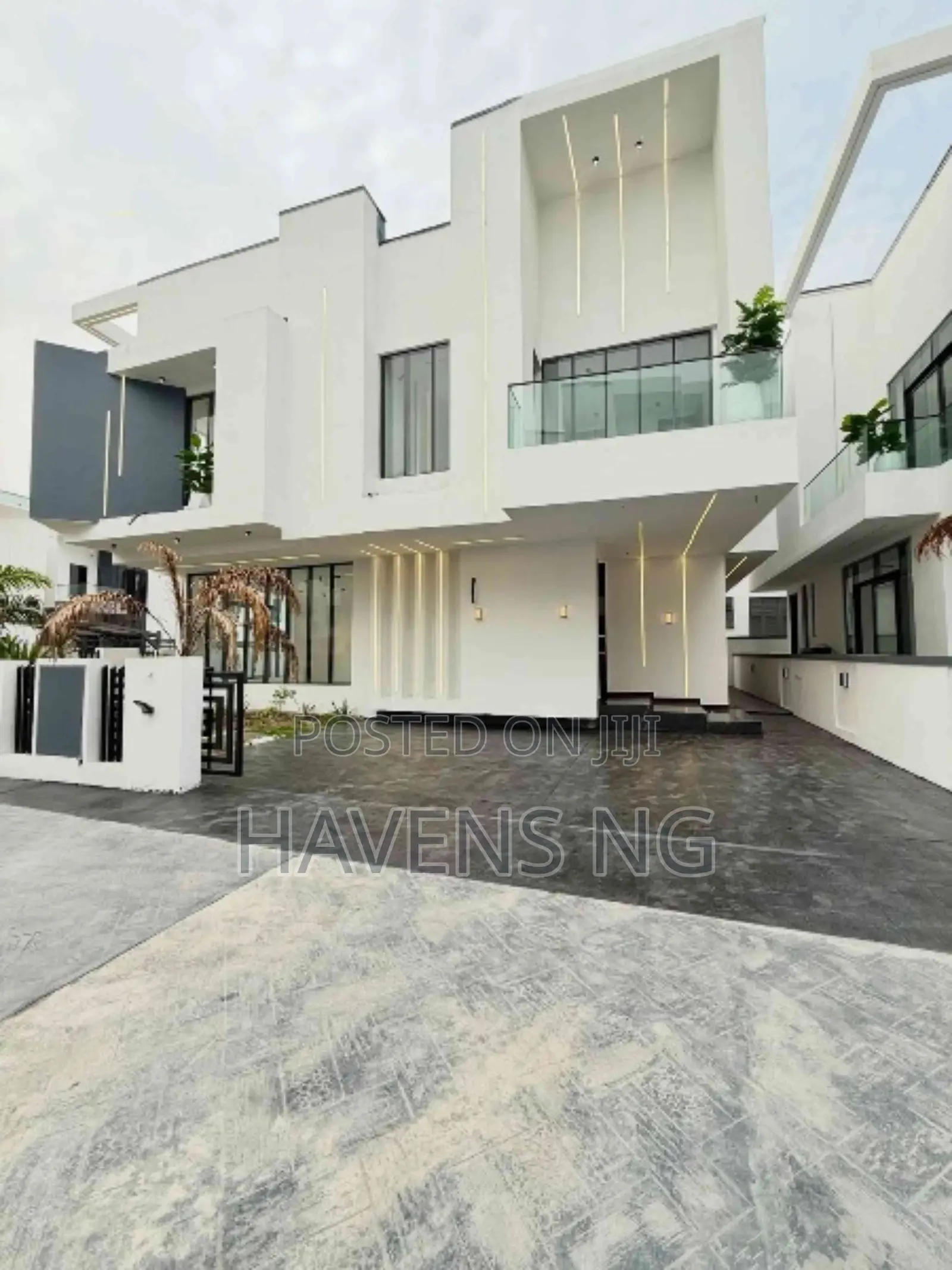 5bdrm Duplex in Chevron for sale