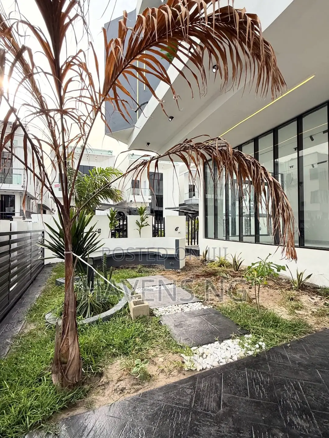 5bdrm Duplex in Chevron for sale