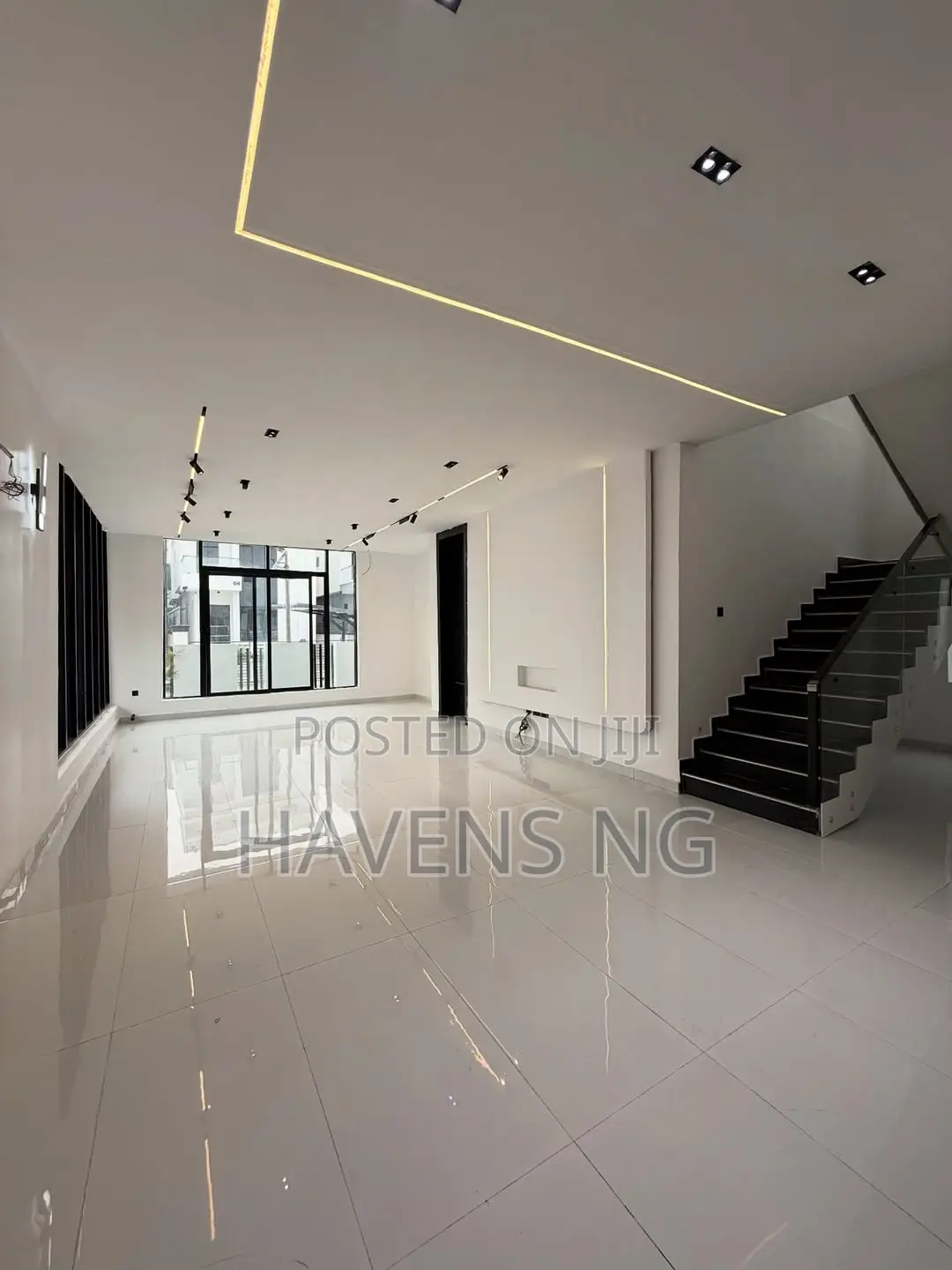 5bdrm Duplex in Chevron for sale