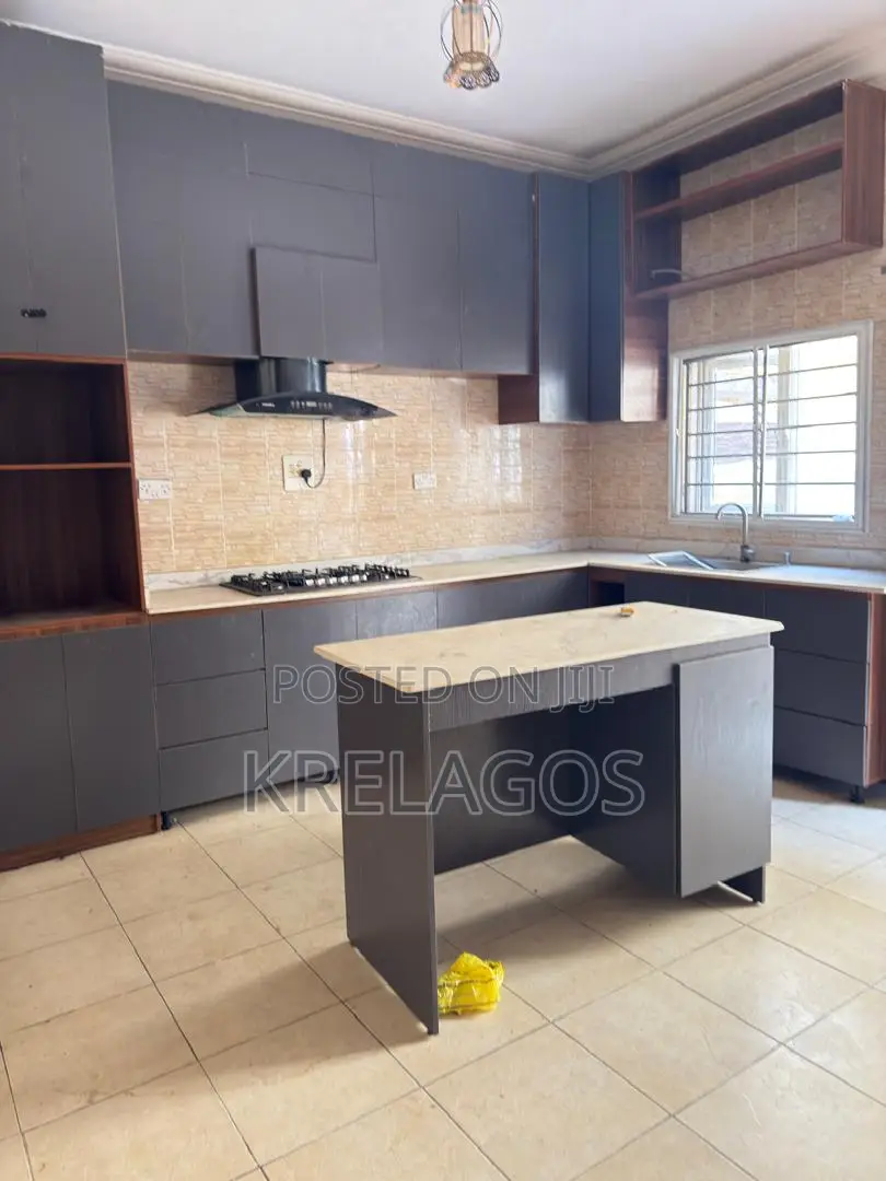 5bdrm Duplex in Ikota for rent