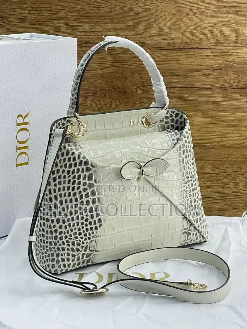 Quality Dior Bag Good Quality Available Size : Medium 