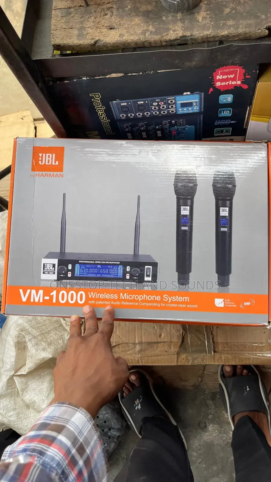 JBL Vm1000 Professional Dual-Channel Uhf Wireless Microphone System