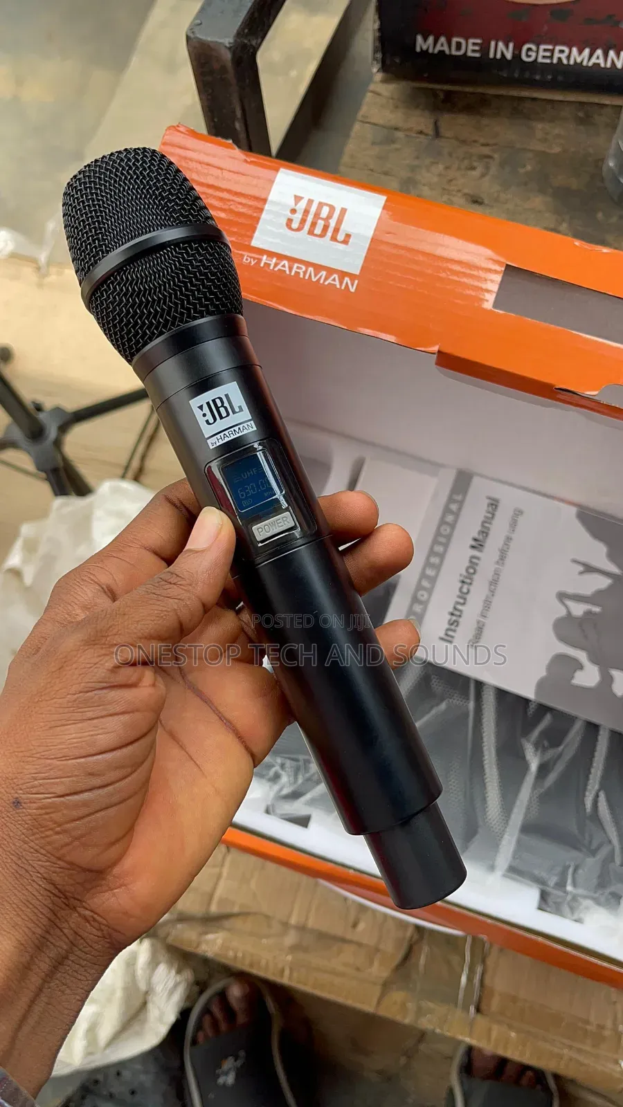 JBL Vm1000 Professional Dual-Channel Uhf Wireless Microphone System