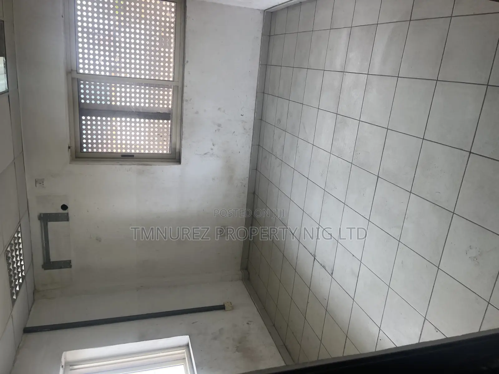 468 SQM Commercial Office Space for Let in Vi