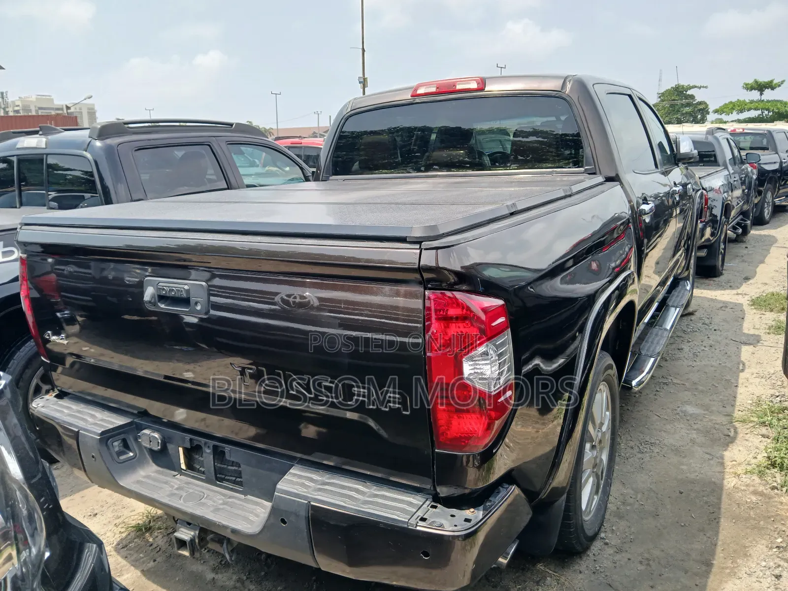 Toyota Tundra 1794 5.7L V8 4x4 CrewMax 5.6 ft. box 145.7 in. WB 2018