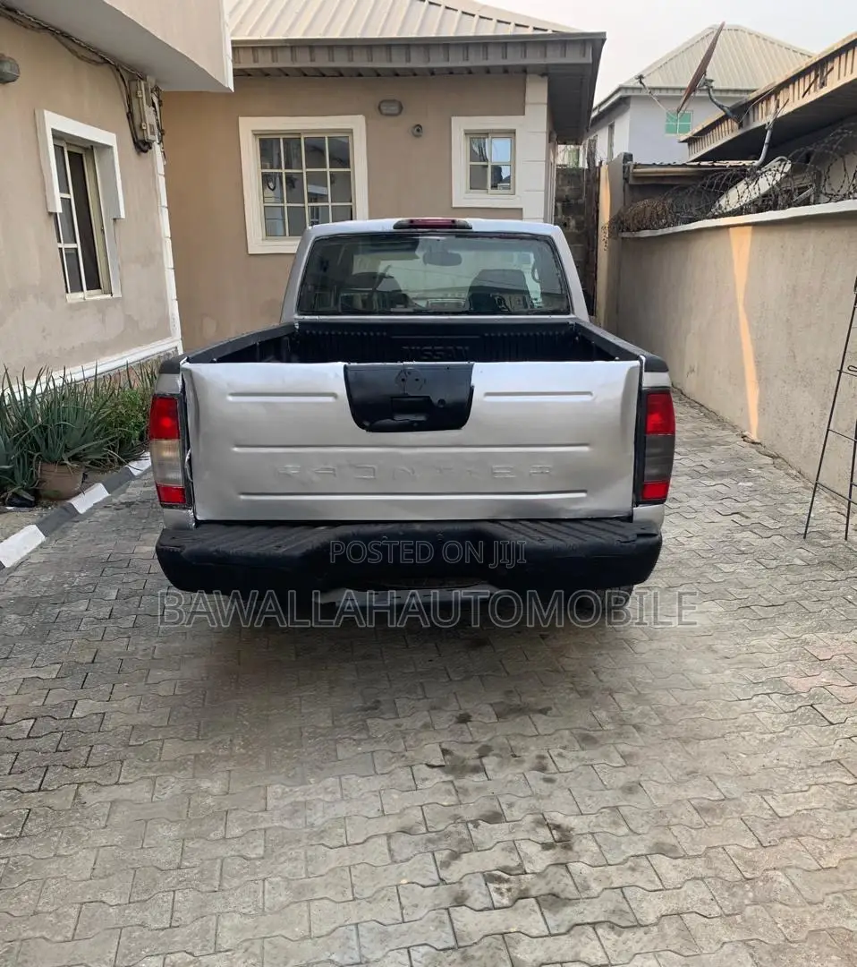 Nissan Frontier Automatic 2005 Silver