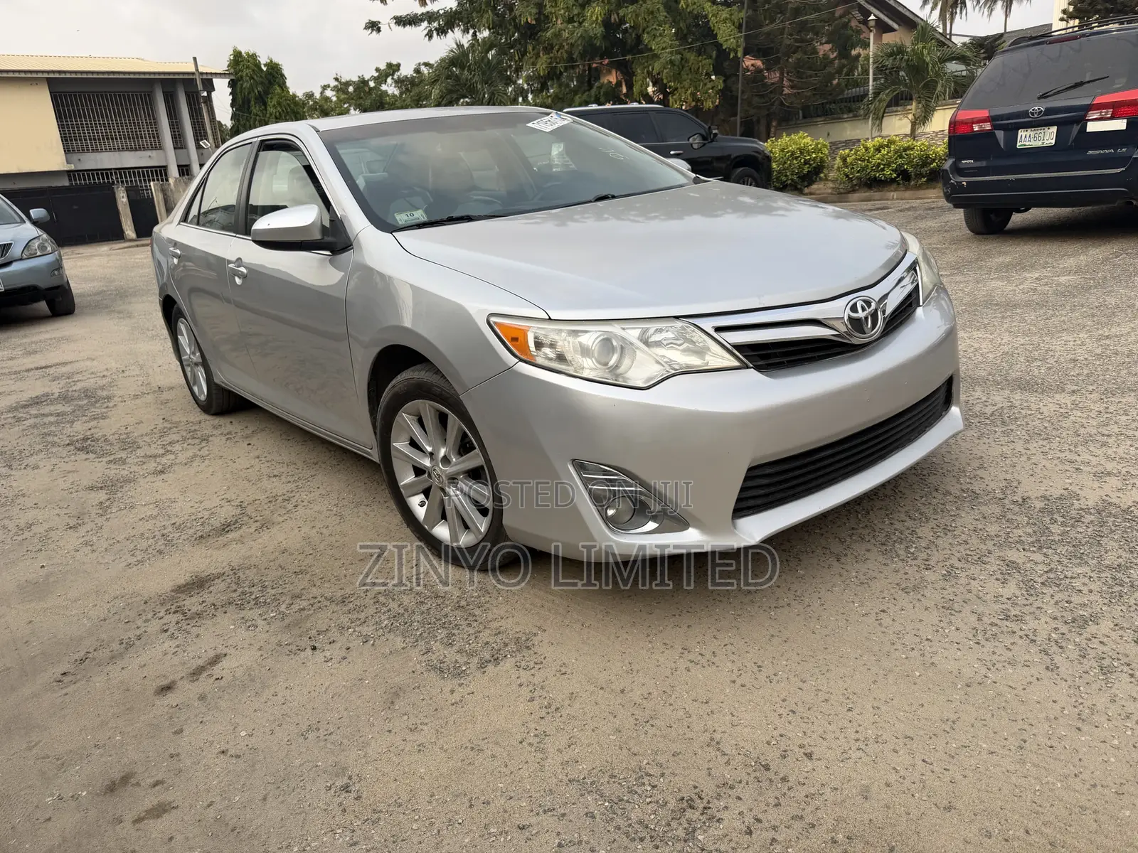 Toyota Camry XLE V6 4dr Sedan (3.5L 6cyl 6A) 2013 Silver