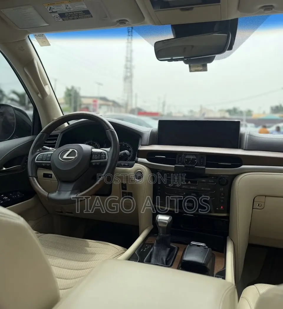Lexus LX 570 (5 seats) AWD 2016 Gold
