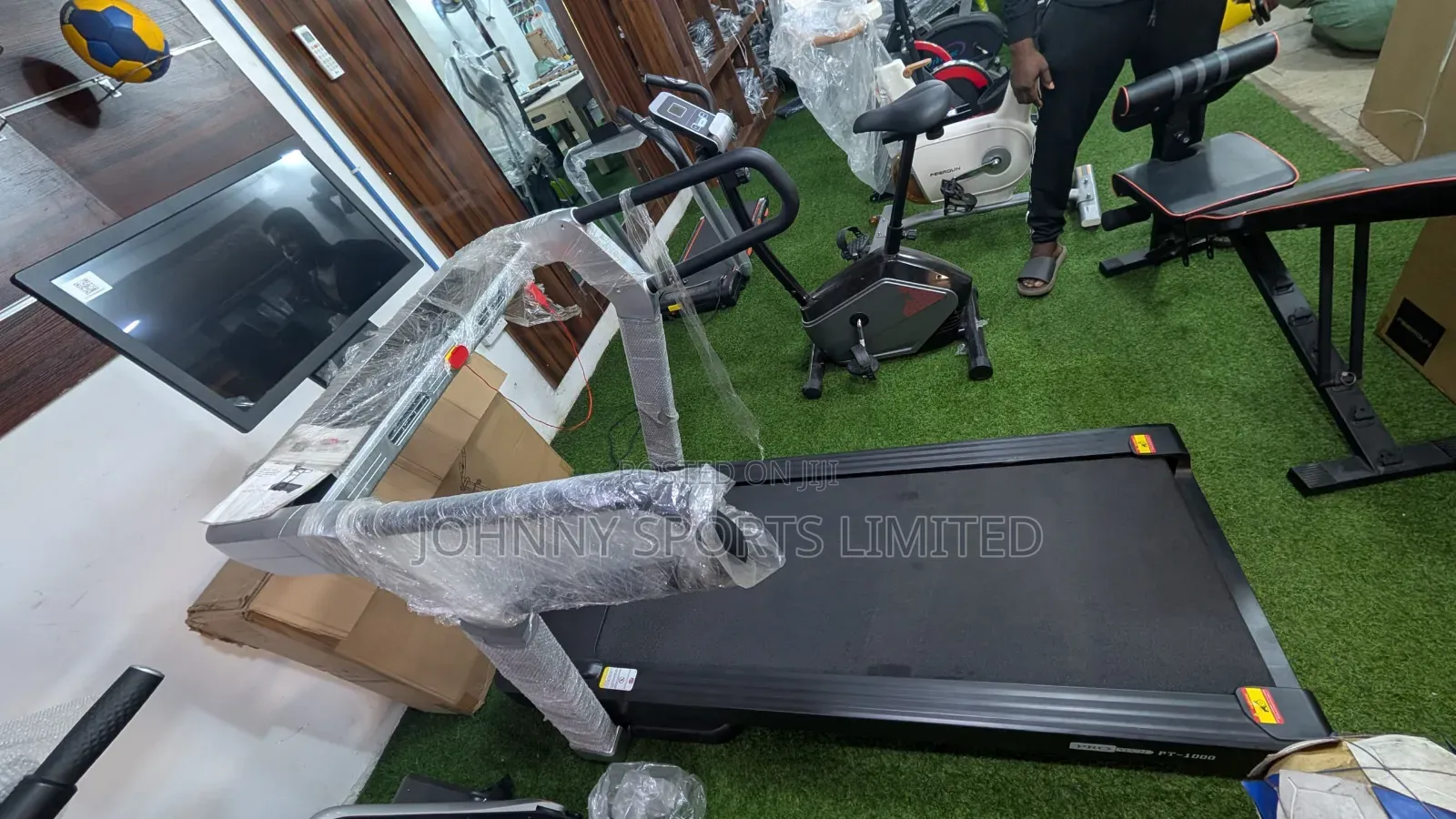 5 Hp Commercial Treadmill With Incline and Bluetooth Tv