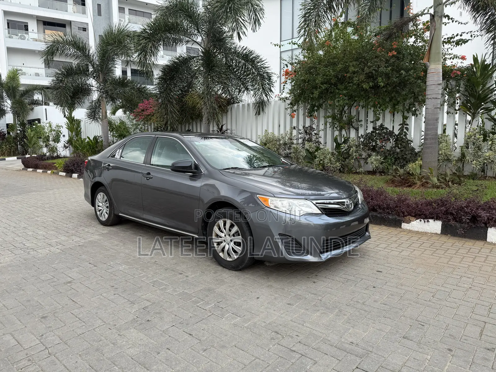 Toyota Camry LE 4dr Sedan w/Prod. End 11/13 (2.5L 4cyl 6A) 2014 Gray