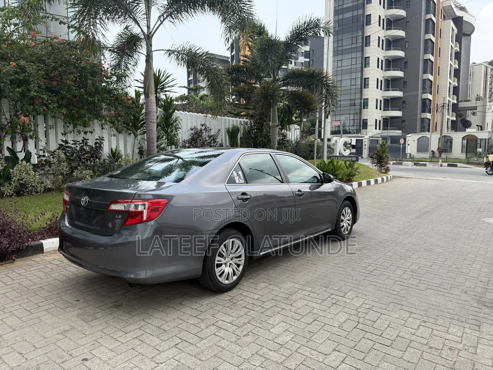 Toyota Camry LE 4dr Sedan w/Prod. End 11/13 (2.5L 4cyl 6A) 2014 Gray