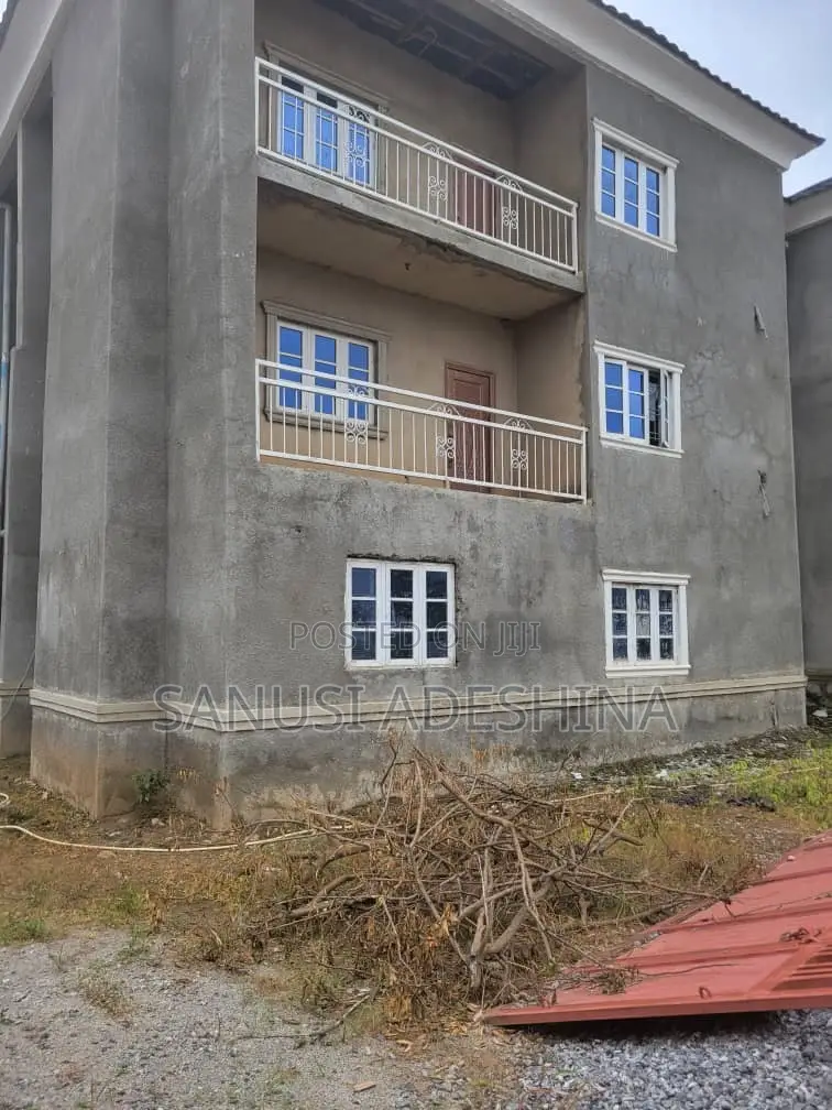 5bdrm Duplex in Jahi Gilmore,Close for sale