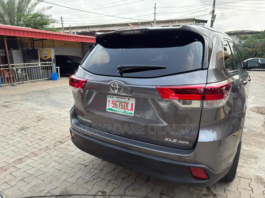 Toyota Highlander XLE V6 4x4 (3.5L 6cyl 6A) 2016 Gray