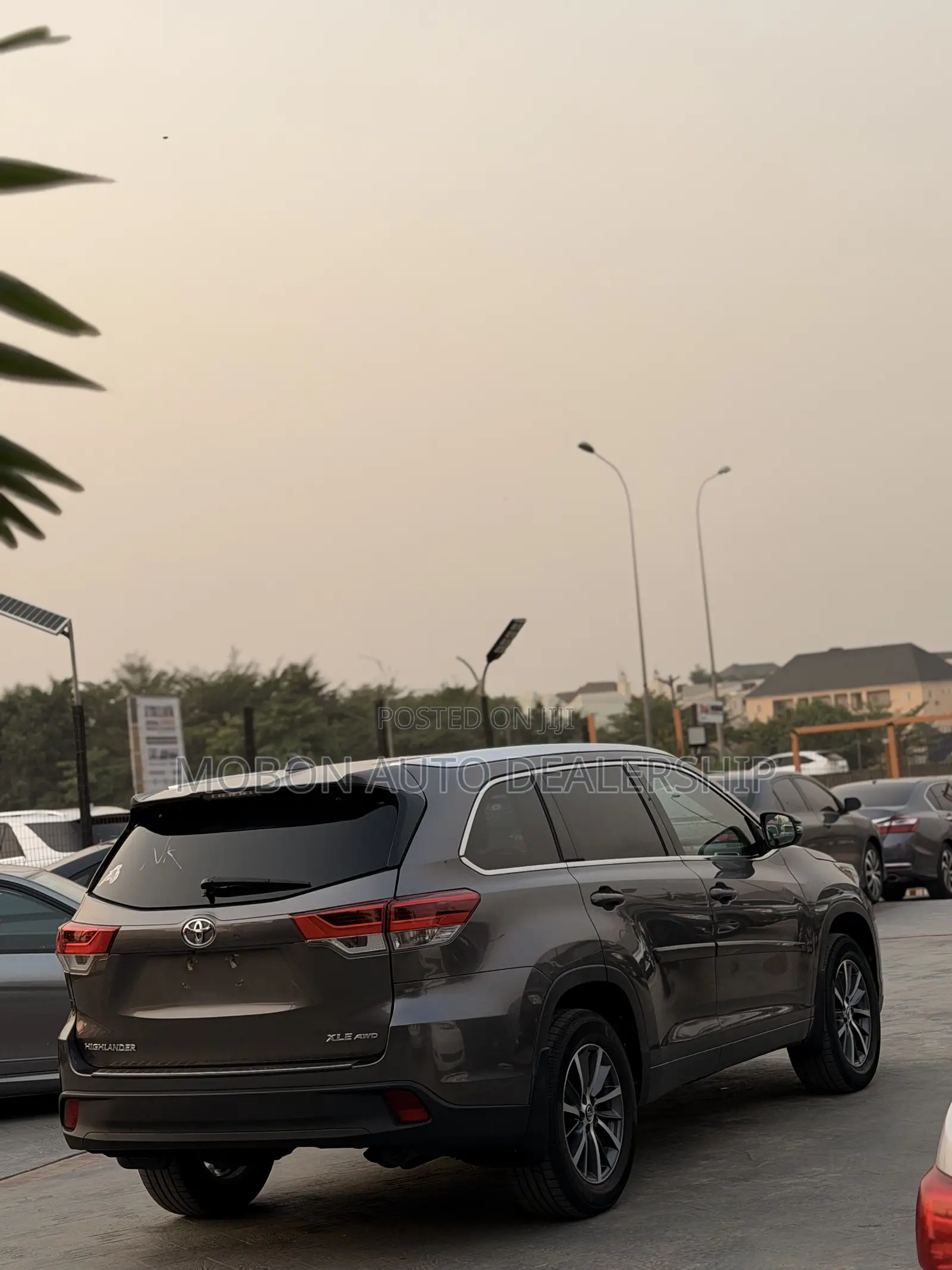 Toyota Highlander XLE 4x4 V6 (3.5L 6cyl 8A) 2018