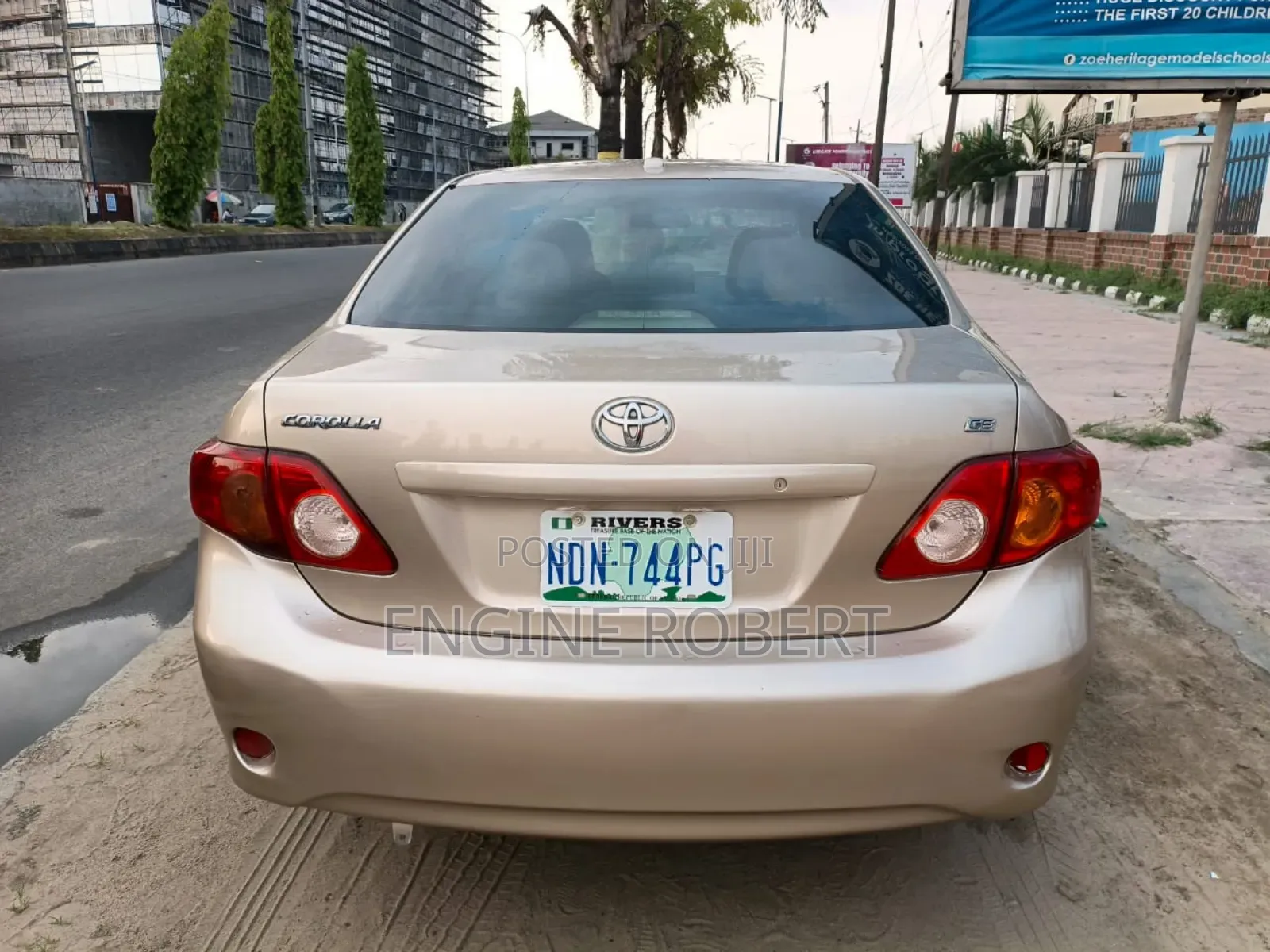 Toyota Corolla LE 4dr Sedan (1.8L 4cyl 4A) 2010 Gold